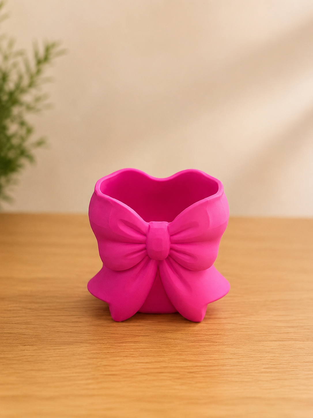 Bow-shaped pen and makeup brush holder